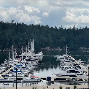 ** Hotel The Waterfront And Marina Canada